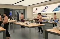 华为门店回应请半裸男模跳舞 华为门店否认请半裸男模