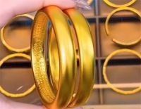 金价暴涨女子卖300克黄金变现30万 白银飙涨有人转账50万买14根银条