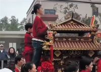 妈祖女孩被换神轿抬不动请回 游神仪式妈祖换人