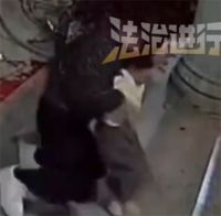 父亲遇3岁儿子坠楼下意识伸手接 父亲屋外透气偶遇儿子坠楼接住