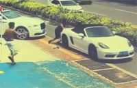 热点：保时捷溜车2员工拼命阻拦获加薪 