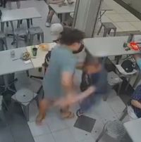 老人轻拍小女孩头部被家长撂倒 70岁老人轻拍女孩头部家长愤怒推倒