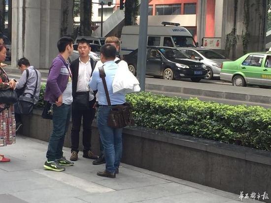 ,Apple,土豪买iPhone6s装了数袋 香港惊现iPhone6s劫案
