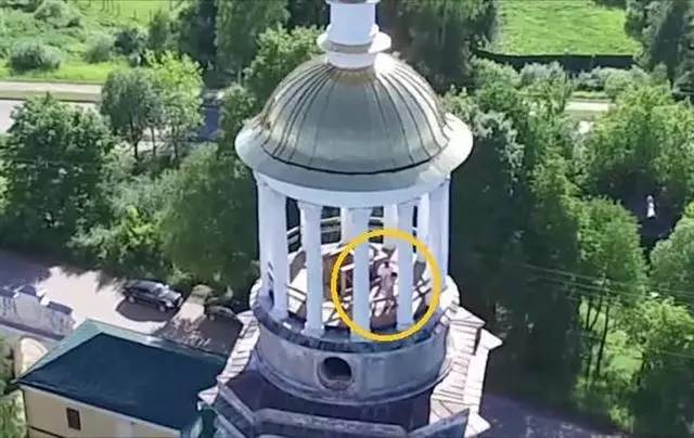 一对男女在俄罗斯修道院钟塔顶层的不可描述行为