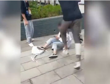 警方通报云南女生被多名男生轮番殴打 校园霸凌不能姑息！