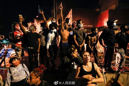 美国暴 乱:CNN总部大楼被砸 数十个城市爆发示威
