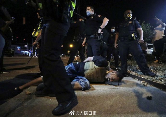 美国暴 乱:CNN总部大楼被砸 数十个城市爆发示威