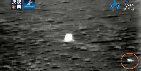 嫦娥五号回家着陆瞬间玉兔抢镜 一只小动物从嫦五返回器前跑过