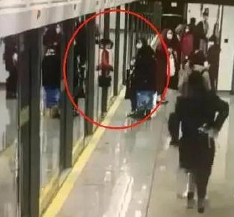 上海地铁乘客被屏蔽门夹住身亡