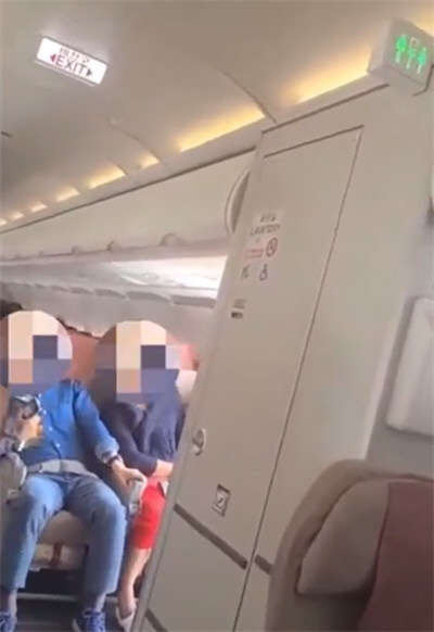 韩亚航空一客机舱门在空中打开