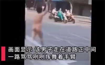 成都一男子驾车街头乱撞多车后裸奔 掉头再撞五辆车