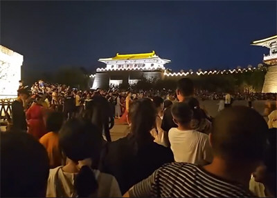 襄阳文旅回应游客看表演遭区别对待 几千人等待11位外国人