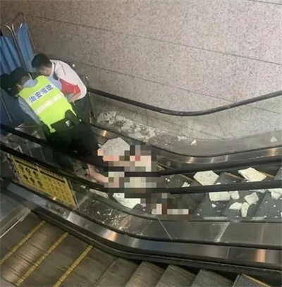 重庆地铁站石砖脱落砸中孕妇
