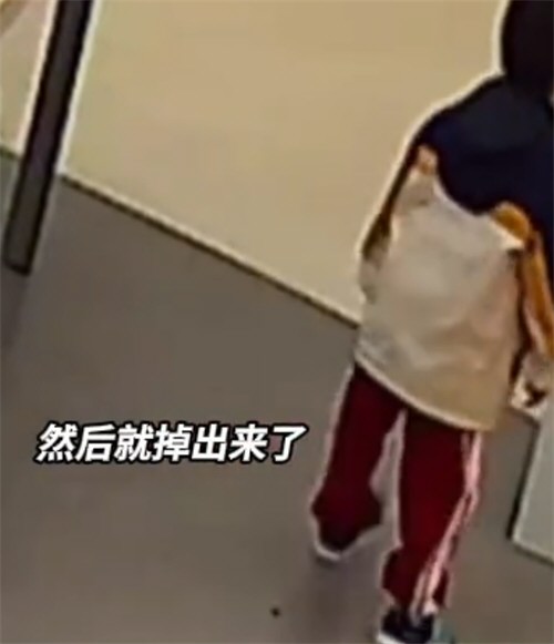 男孩玩平板入迷大便掉vivo店地上 男孩玩平板入迷大便掉vivo店地上