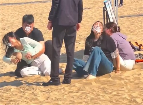 网传凤凰岛桥头摩托艇事故家属崩溃 三亚摩托艇事故致1死1伤