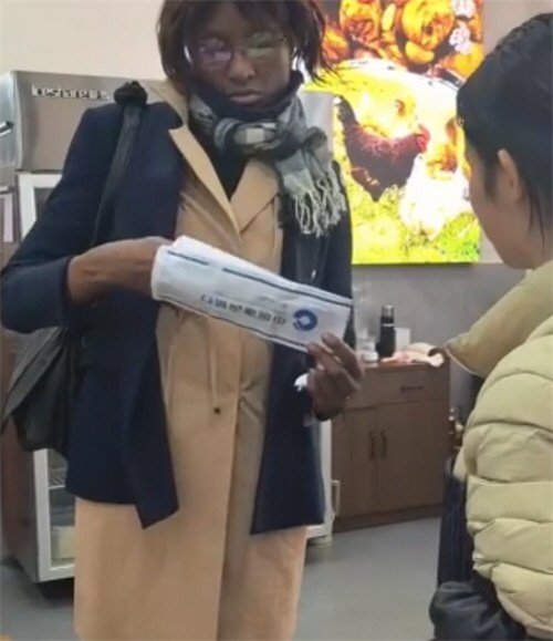 浙江餐馆黑人女子选择性失忆零元购 黑人女顾客吃霸王餐