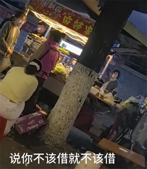 摊主因借给学生手机被家长逼到下跪