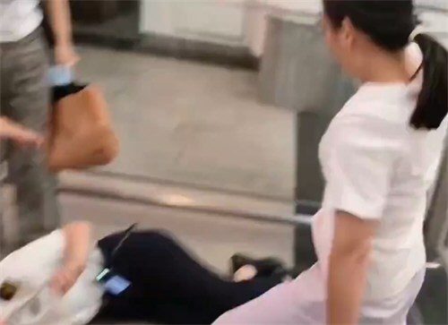 女子高铁站内抢砸工作人员对讲机 女子高铁站内抢砸工作人员对讲机