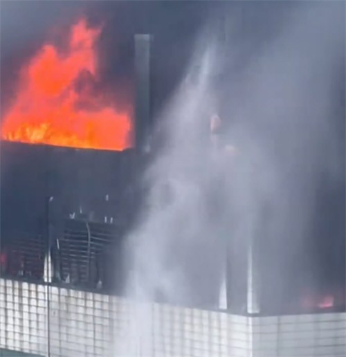 火灾鞋厂楼顶蓄水池打捞出多具遗体