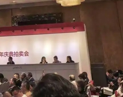 男子168万拍下乾隆梅瓶仅值250元 男子168万拍下乾隆梅瓶仅值250元