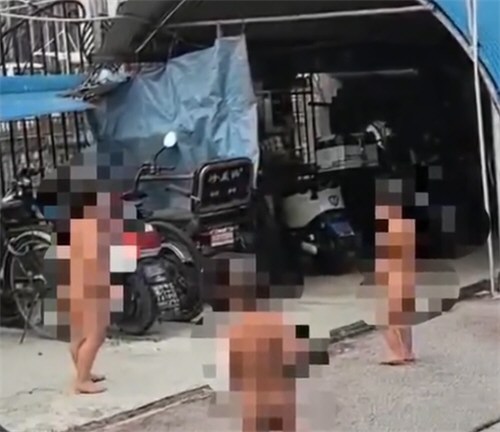 4名幼童裸 体在小区跑动邻居发声 幼童裸 体在小区跑动租户已搬走