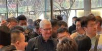 库克现身北京三里屯Apple零售店 今晚参加创想营结营活动