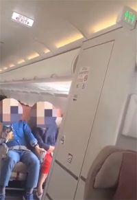 韩亚航空一客机舱门在空中打开 12名乘客出现呼吸困难