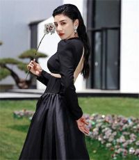 黄奕擅拿展品拍照被美术馆批评 明星被捧得不知天高地厚
