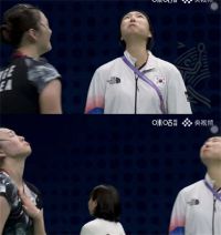 国羽女团丢金 何冰娇赛后落泪 韩国女队员侮辱性模仿何冰娇含泪