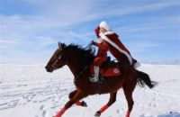 贺娇龙坠马去世 曾因策马雪原推广旅游闻名