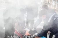 儿子回应怒吼癌症妈妈碰瓷爆火 癌症妈妈碰瓷筹钱儿子怒吼别祸害人