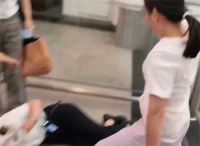 女子高铁站内抢砸工作人员对讲机 女子因错过高铁摔坏员工视频记录仪