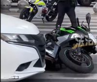 女骑手遇交警拦停强行逃离被撞 女骑手斑马线被交警拦住