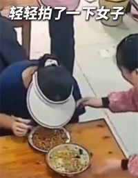女子就餐被拍肩膀突然暴怒摔盘 老板上菜被顾客摔盘砸伤胳膊